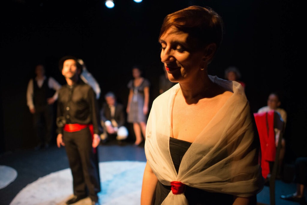 Photo d'une présentation des ateliers théâtre de la Compagnie Le Voyageur Debout au Théâtre Instant T.