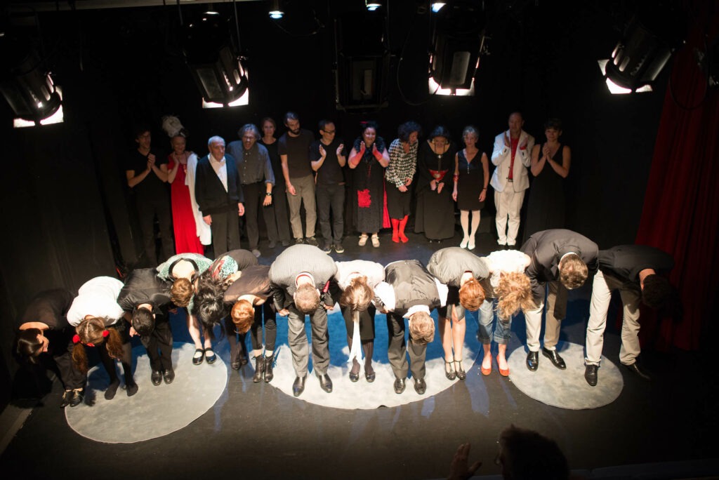 Photo d'une présentation des ateliers théâtre de la Compagnie Le Voyageur Debout au Théâtre Instant T.