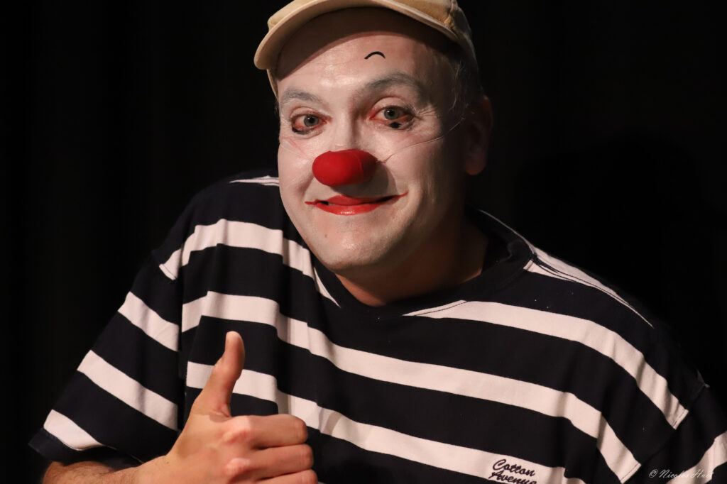 Photo d'un stage " Accueillir son clown " proposé par la Cie Le Voyageur Debout