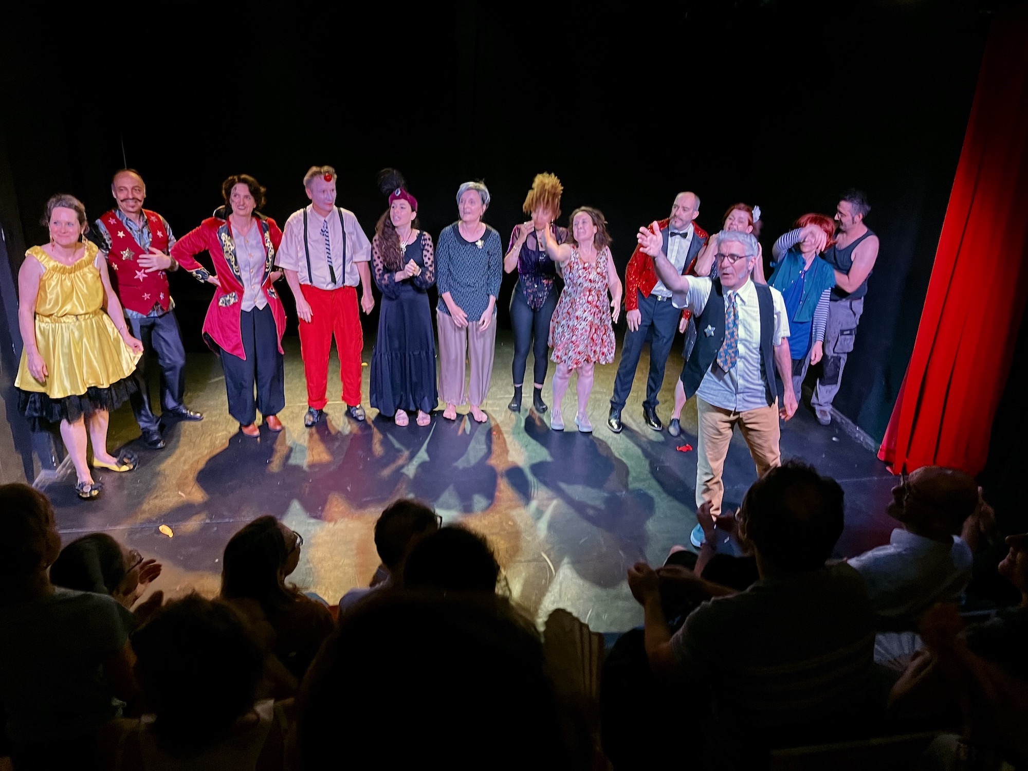 Photo d'une représentation des ateliers du Voyageur debout